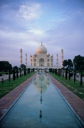 Agra;-Architecture;-Central-axis;-Cypresses;-India;-Kaleidos;-Kaleidos-images;-La-parole-à-limage;-Mausoleum;-Mughal;-Mumtaz-Mahal;-Pool;-Reflection;-Shah-Jahan;-Sky;-Stories-Pictures;-Taj-Mahal;-Tarek-Charara;-UNESCO;-Uttar-Pradesh;-Vertical;-World-Heritage